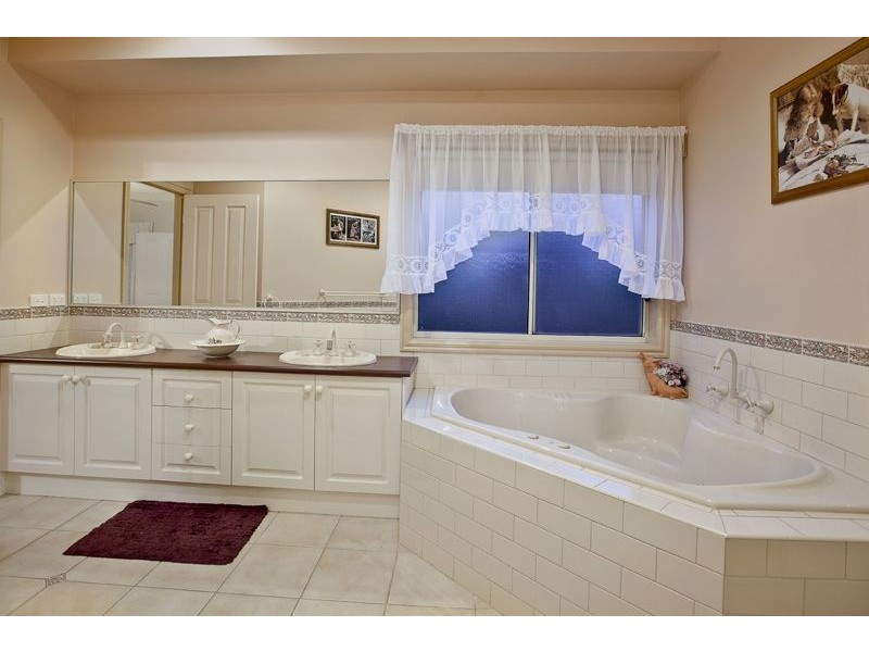 10 Prestwick Green, Cranbourne VIC 3977