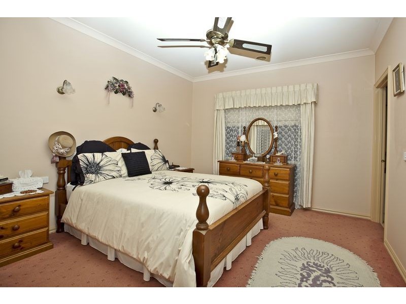 10 Prestwick Green, Cranbourne VIC 3977