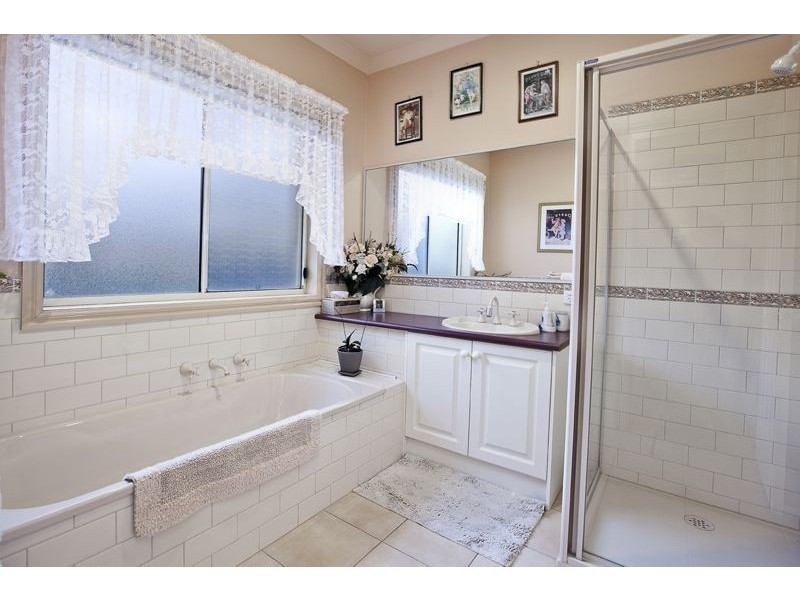 10 Prestwick Green, Cranbourne VIC 3977