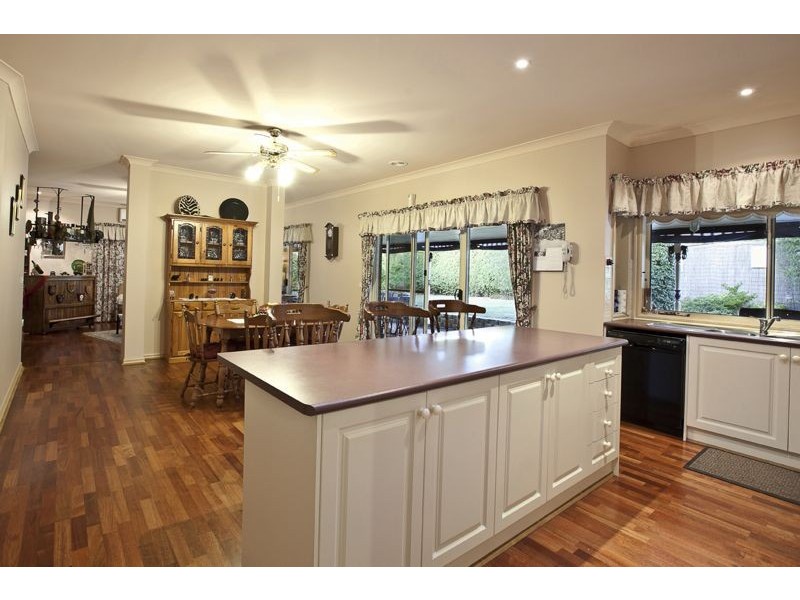 10 Prestwick Green, Cranbourne VIC 3977
