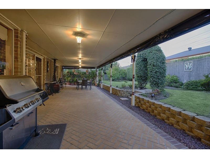 10 Prestwick Green, Cranbourne VIC 3977