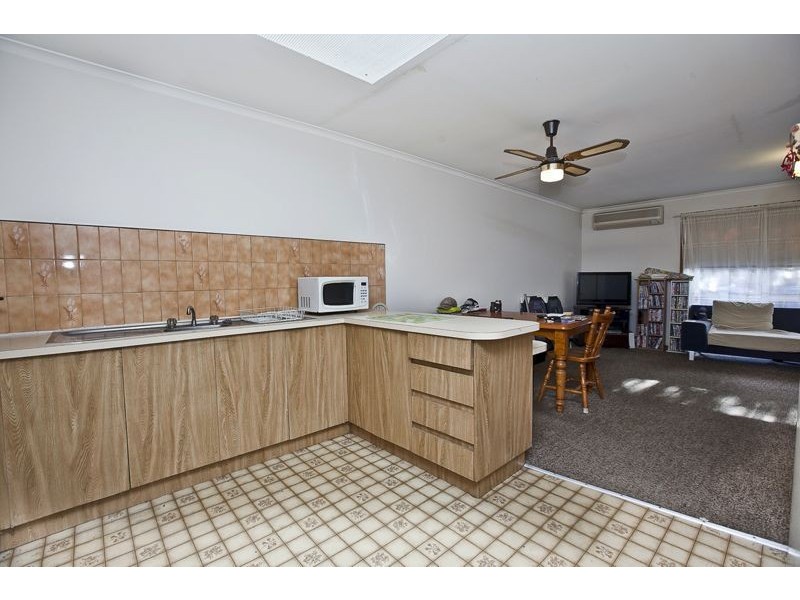 2/8 Lyall Street, Cranbourne VIC 3977