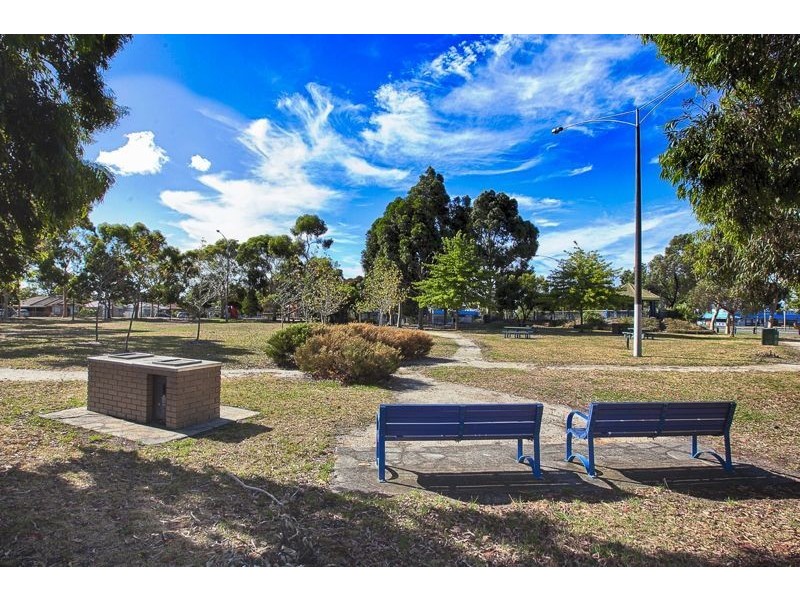 2/8 Lyall Street, Cranbourne VIC 3977