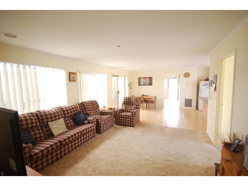 11 Foxwood Drive, Cranbourne East VIC 3977