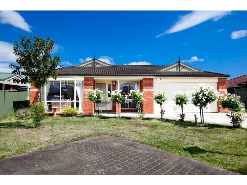 15 Oak Post Place, Cranbourne East VIC 3977