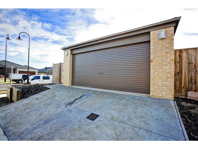 1 Pallyang Lane, Cranbourne East VIC 3977