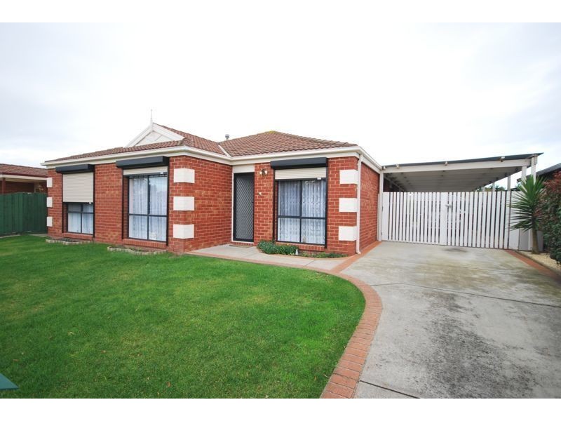 13 Daphne Way, Cranbourne North VIC 3977