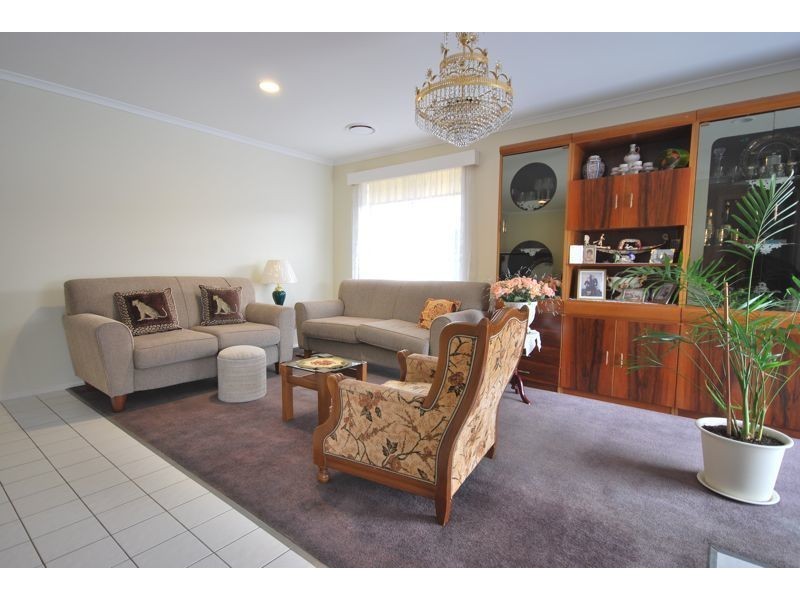 13 Daphne Way, Cranbourne North VIC 3977