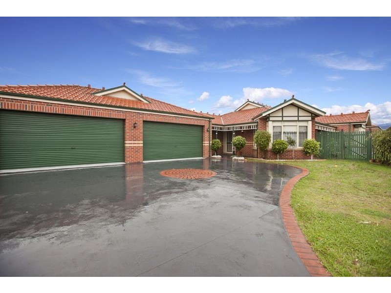8 Durnoch Place, Cranbourne VIC 3977