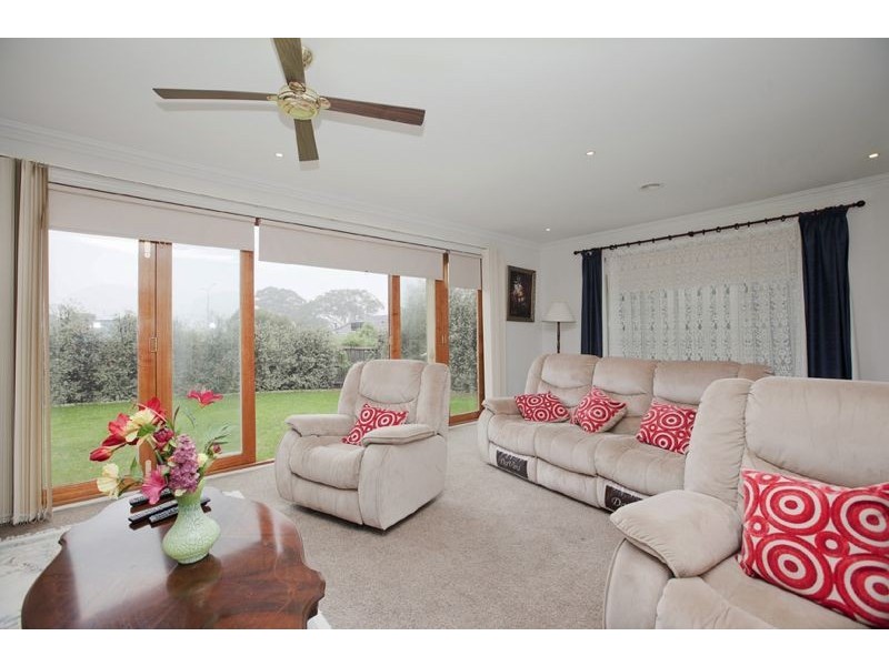8 Durnoch Place, Cranbourne VIC 3977