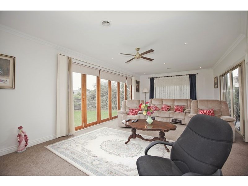 8 Durnoch Place, Cranbourne VIC 3977