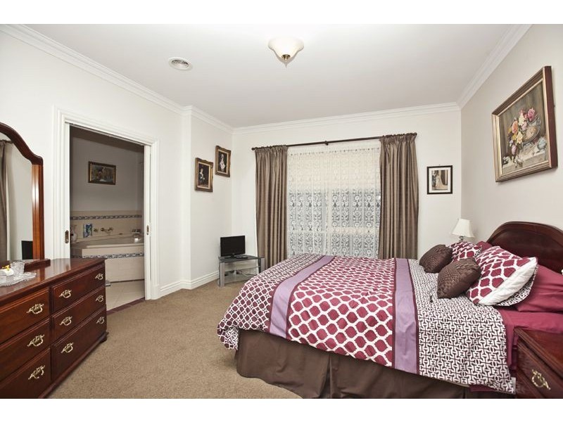 8 Durnoch Place, Cranbourne VIC 3977