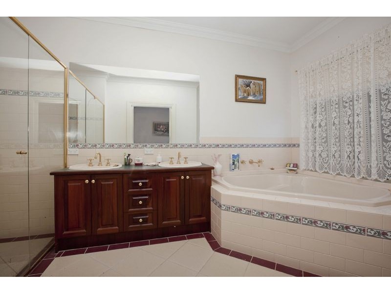 8 Durnoch Place, Cranbourne VIC 3977