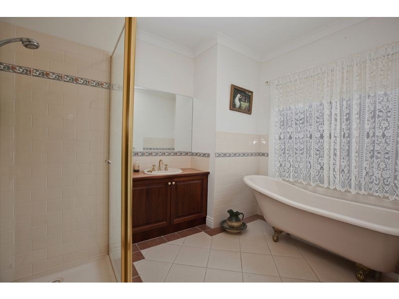 8 Durnoch Place, Cranbourne VIC 3977