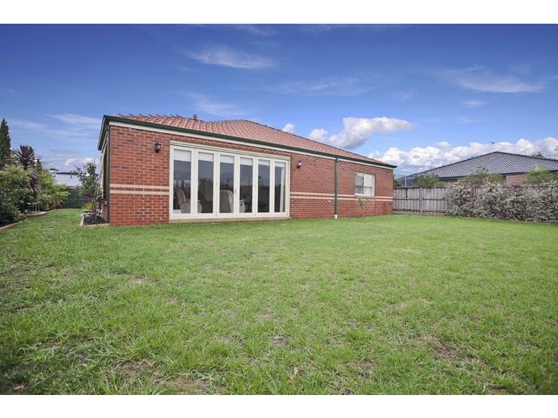 8 Durnoch Place, Cranbourne VIC 3977