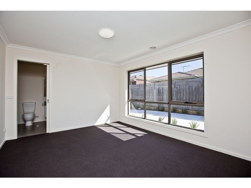 2/8 William Street, Cranbourne VIC 3977
