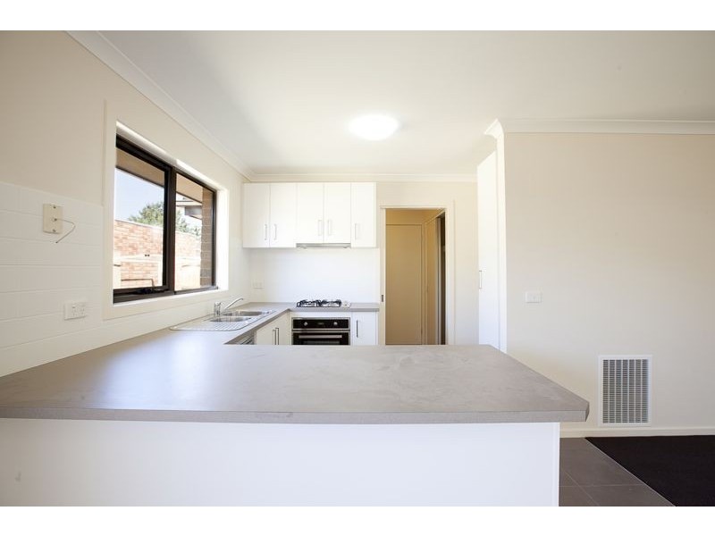 2/8 William Street, Cranbourne VIC 3977