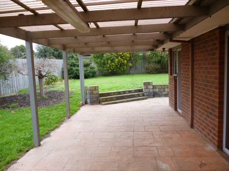 127 Lawless Drive, Cranbourne North VIC 3977