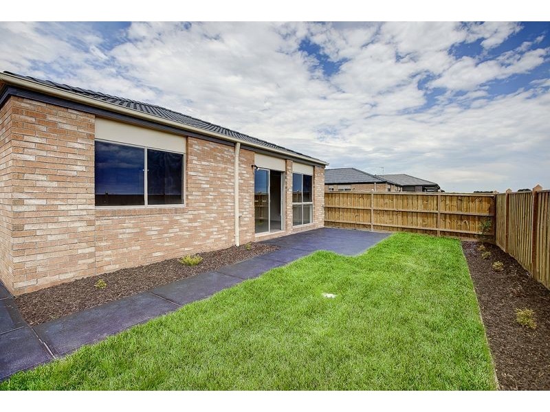 11 Hemingway Grove, Cranbourne West VIC 3977