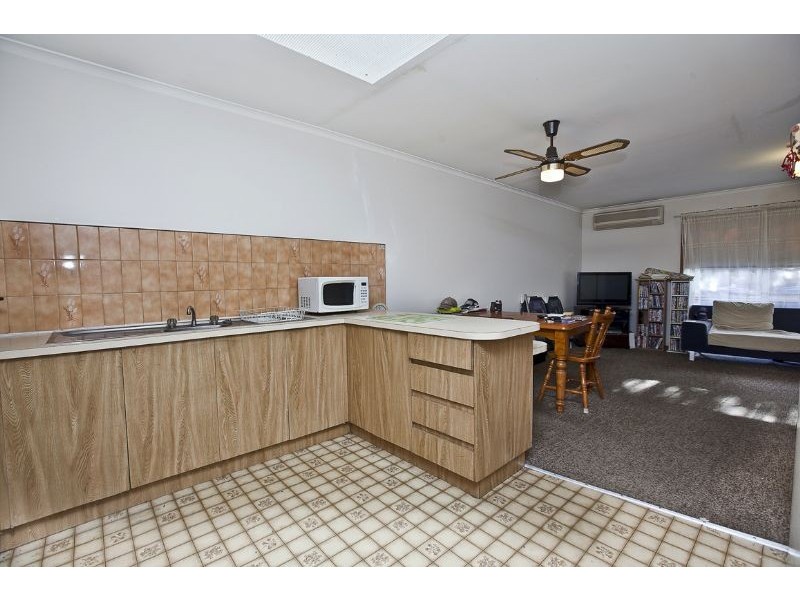 2/8 Lyall Street, Cranbourne VIC 3977