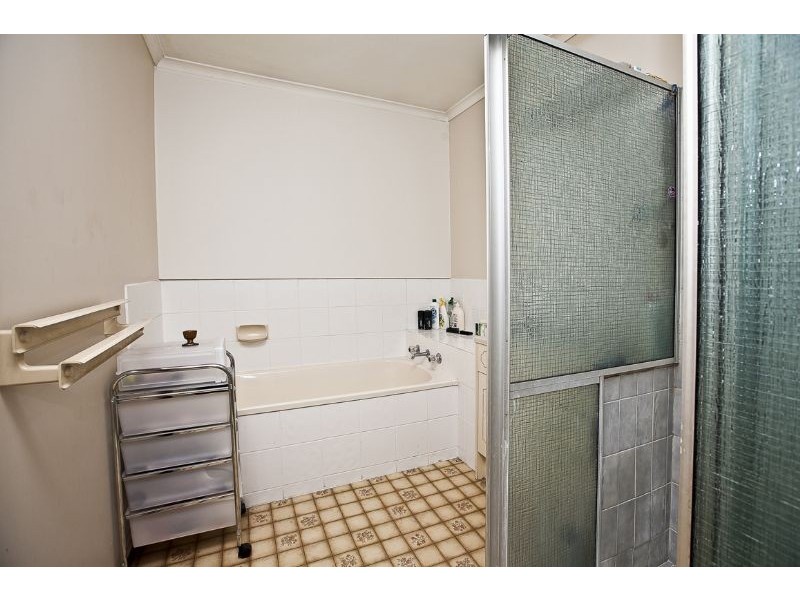 2/8 Lyall Street, Cranbourne VIC 3977