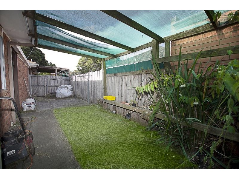 2/8 Lyall Street, Cranbourne VIC 3977