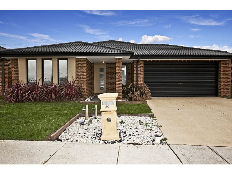 39 Stately Drive, Cranbourne East VIC 3977
