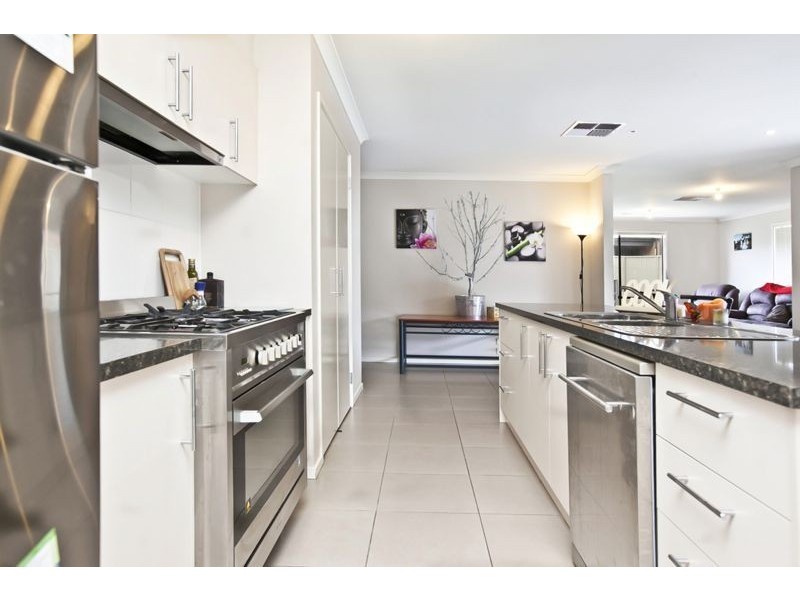 39 Stately Drive, Cranbourne East VIC 3977