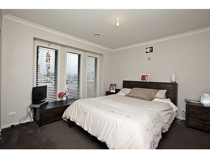 39 Stately Drive, Cranbourne East VIC 3977