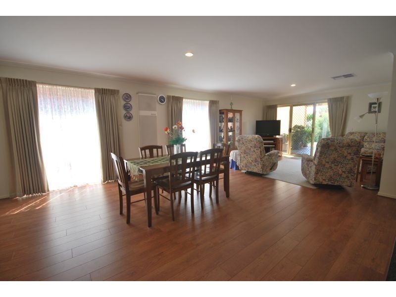 8 Oak Post Place, Cranbourne East VIC 3977