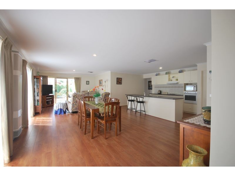 8 Oak Post Place, Cranbourne East VIC 3977