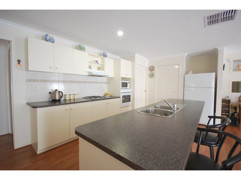 8 Oak Post Place, Cranbourne East VIC 3977