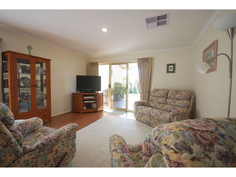 8 Oak Post Place, Cranbourne East VIC 3977