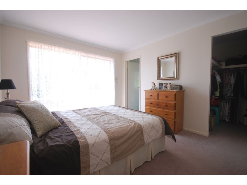 8 Oak Post Place, Cranbourne East VIC 3977