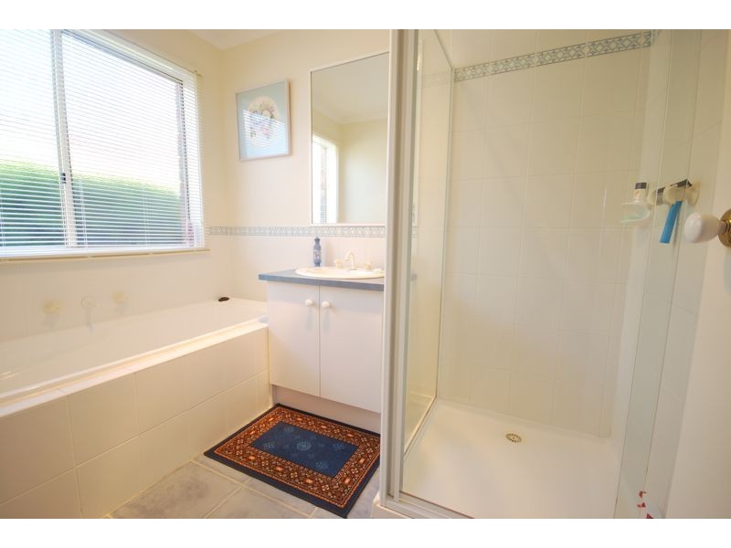 8 Oak Post Place, Cranbourne East VIC 3977