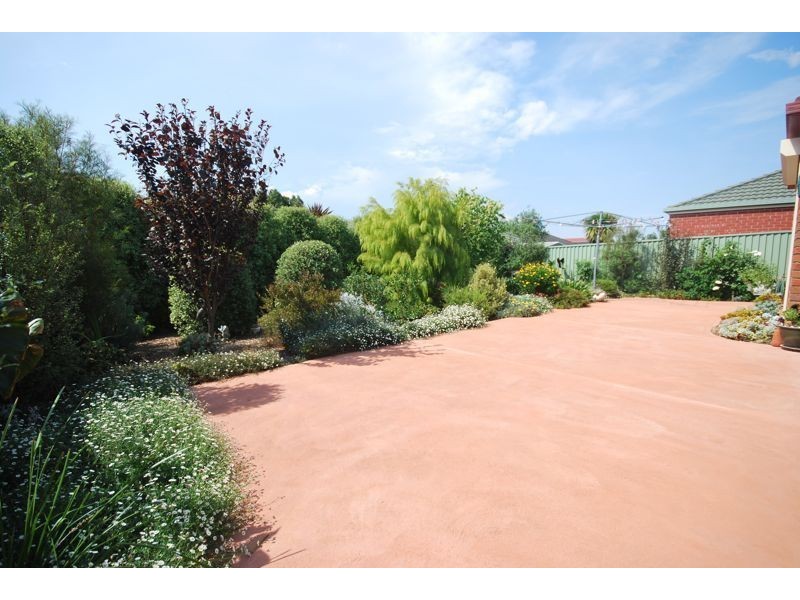 8 Oak Post Place, Cranbourne East VIC 3977