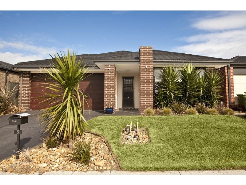 5 Peregrine Street, Cranbourne North VIC 3977