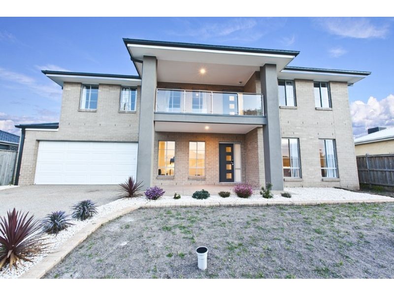 19 Ben Hall Street, Cranbourne East VIC 3977