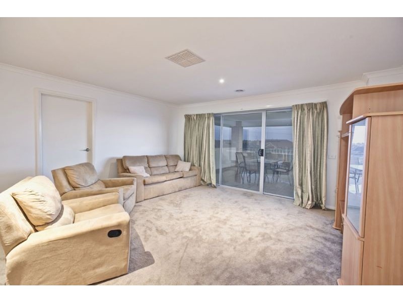 19 Ben Hall Street, Cranbourne East VIC 3977