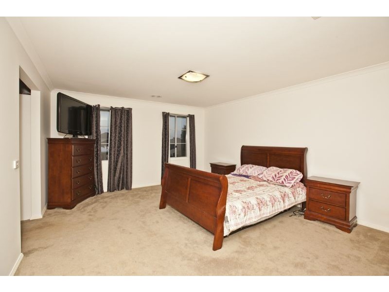 19 Ben Hall Street, Cranbourne East VIC 3977