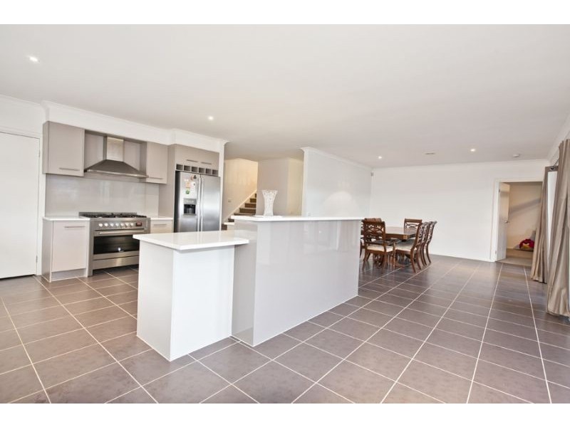 19 Ben Hall Street, Cranbourne East VIC 3977