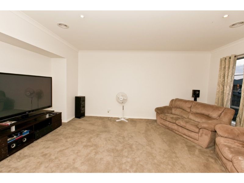 19 Ben Hall Street, Cranbourne East VIC 3977