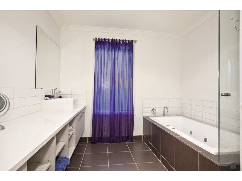 19 Ben Hall Street, Cranbourne East VIC 3977