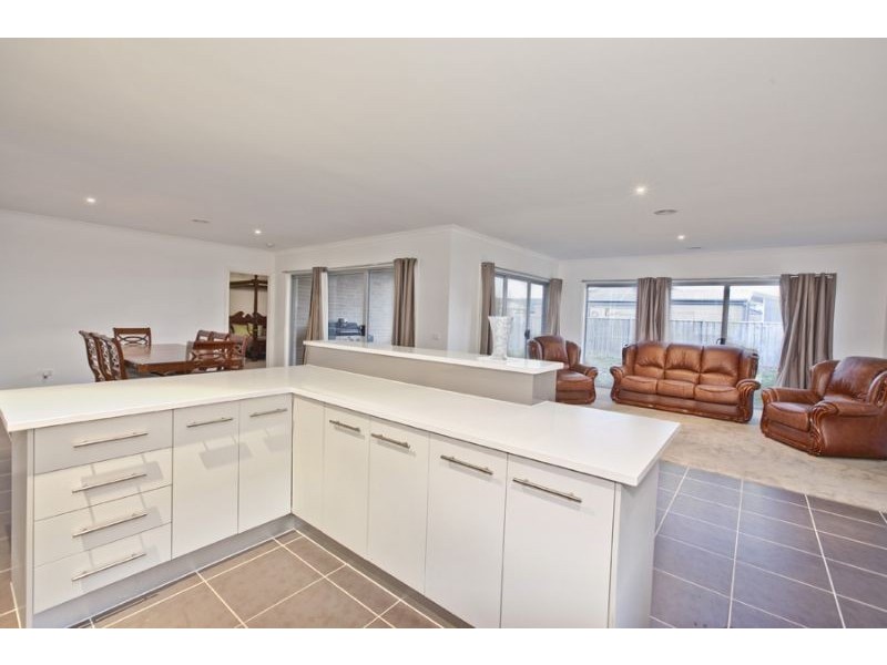 19 Ben Hall Street, Cranbourne East VIC 3977