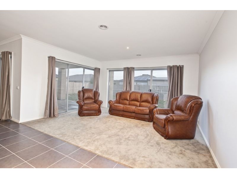 19 Ben Hall Street, Cranbourne East VIC 3977