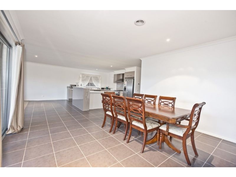 19 Ben Hall Street, Cranbourne East VIC 3977