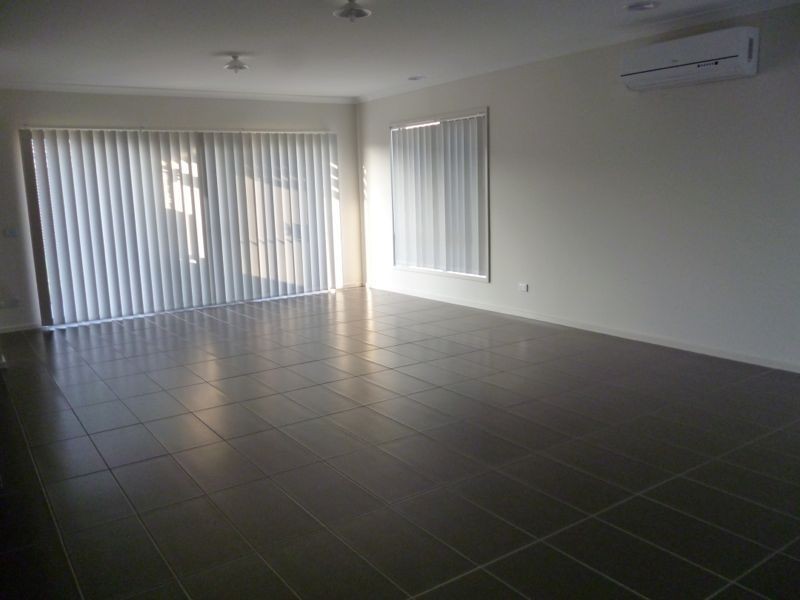 2 Jade Walk, Pakenham VIC 3810