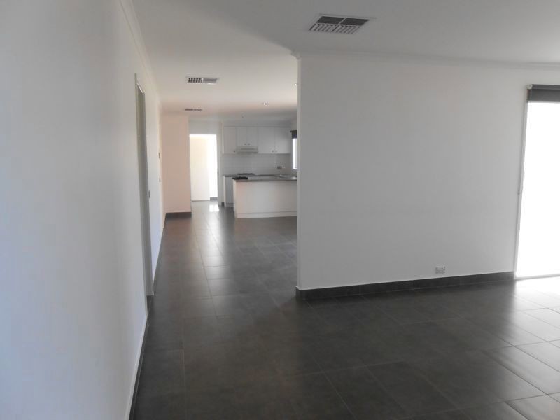 52 Kingdom Drive, Cranbourne VIC 3977