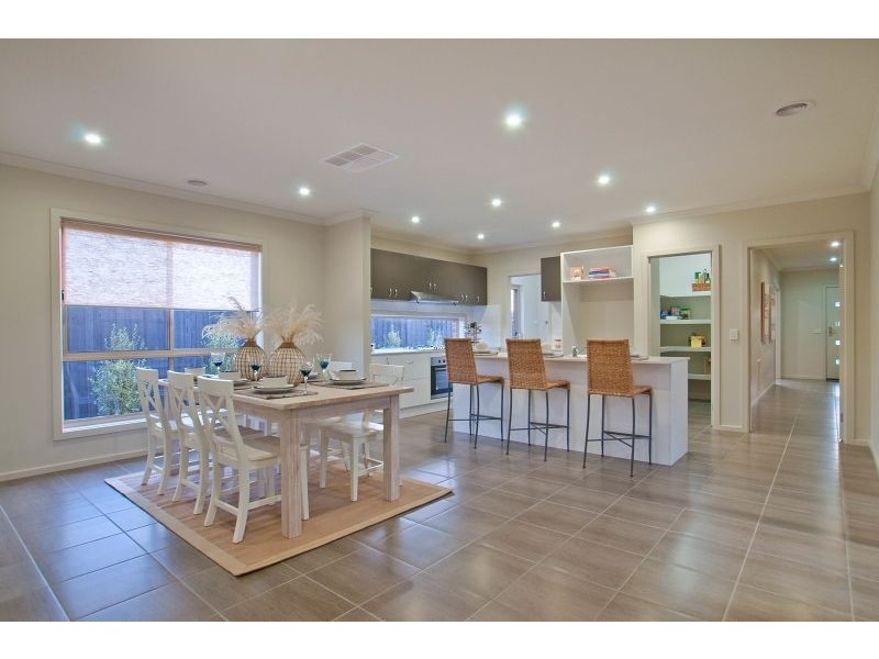 33 John Russell Road, Cranbourne West VIC 3977