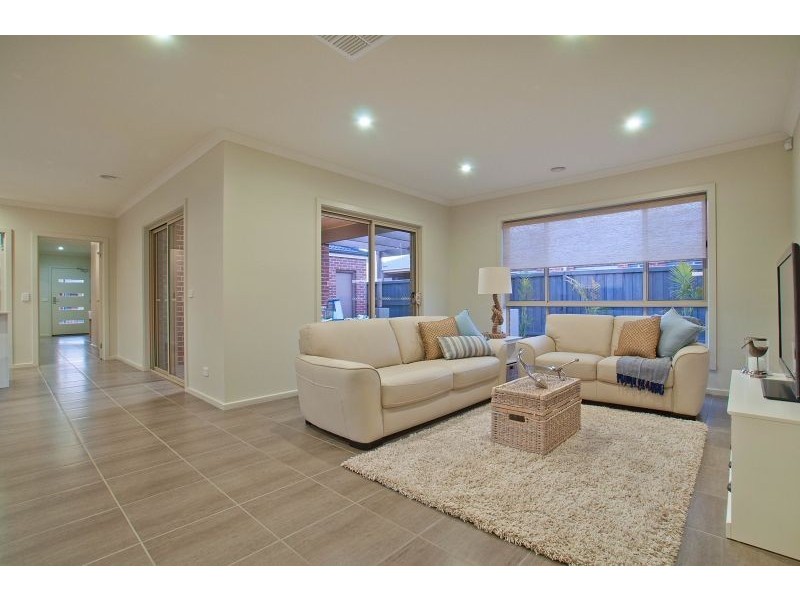 33 John Russell Road, Cranbourne West VIC 3977